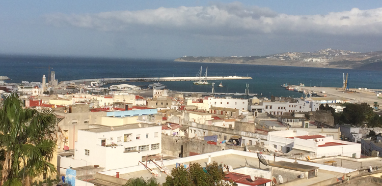 Le Rainbow Warrior arrive dans le port de Tanger vendredi 28 octobre (vu de la terrasse de Villa de France)