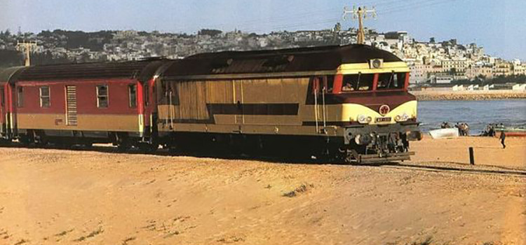 CLiCHÉS de TANGER: Le train passe sur la plage…