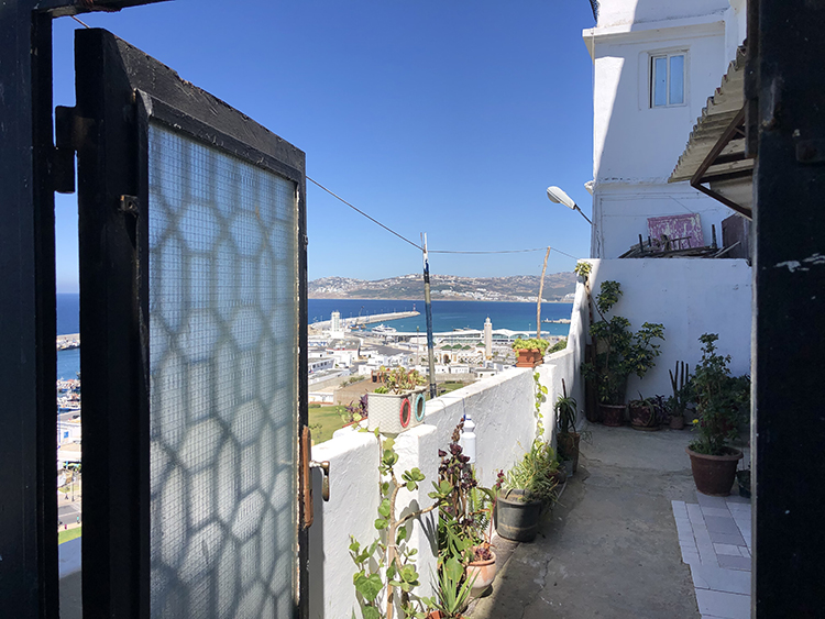 Vue sur le port de pêche et l'Espagne du quartier Bouknadel à Tanger