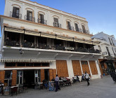 L’historique Café Fuentes, vue imprenable sur le Petit Socco.