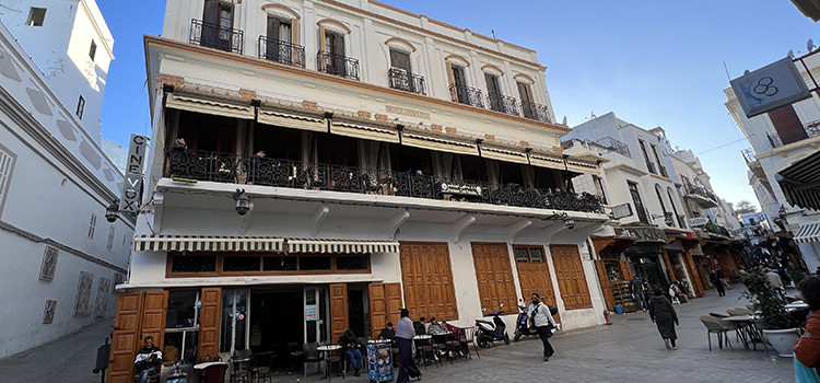 L’historique Café Fuentes, vue imprenable sur le Petit Socco.