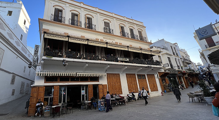L’historique Café Fuentes, vue imprenable sur le Petit Socco.