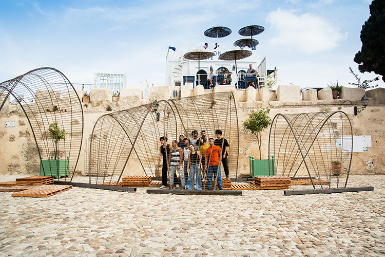 2022 - ETRE ICI, Parcours Artistique Tanger 2022, lieu du parcours, Kasbah, Place du Mechouar, Installation architecturale, artiste marocain et européen, sculpture, peinture, scenario, vidéo projection, lecture, photographie et musique, extérieur, Lieu de convergence COL’JAM